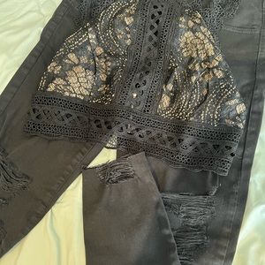Black destroyed AE high rise legging crop jeans. Crop top.